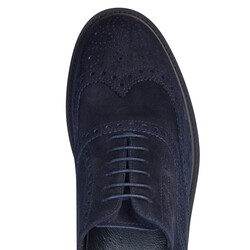Zapato tipo inglés Wilson con perforaciones y cortes de suave piel gamuzada color azul marino