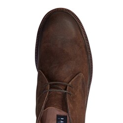 Men’s chestnut-colored suede desert boot