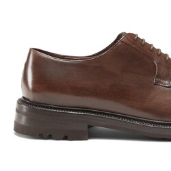 Men’s chestnut-colored leather Derby shoe