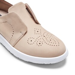 Natural beige and gold-colored nubuck and leather Dandy sneaker.