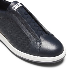 Туфли на шнуровке из кожи темно-синего цвета