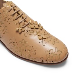 Romantic Flower leather lace-up made of ivory-colored leather