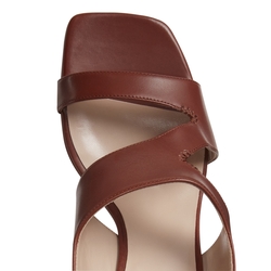 Almond-colored leather sandal