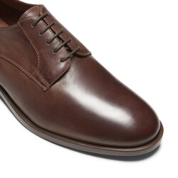 Chestnut-colored leather lace-up