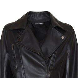 Куртка из кожи черного цвета