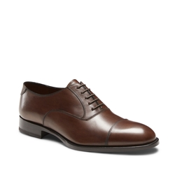 Cap-toe Oxford shoe in chestnut brown leather.
