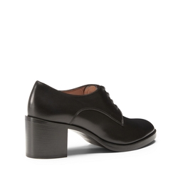 Women’s derby shoe made of black leather