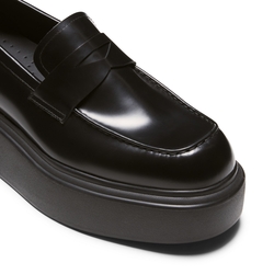 Penny loafer in black leather