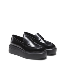 Penny loafer in black leather