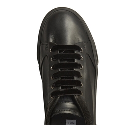 Deportiva de piel color negro