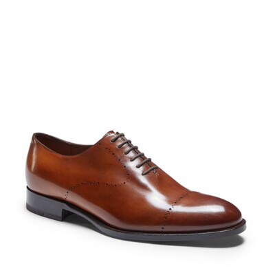 Zapato tipo inglés para hombre con forma ahusada de suave piel  color coñac con perforaciones en la puntera y el contorno