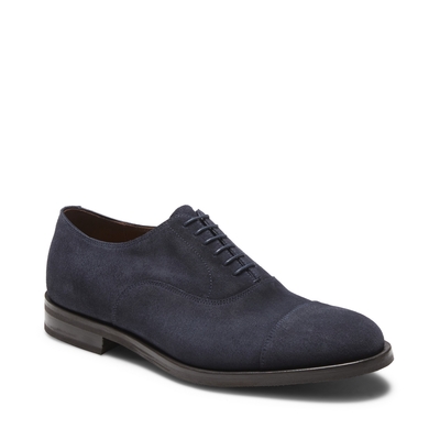 Cap-toe Oxford shoe in navy blue suede.