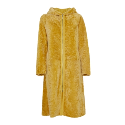 Reversible coat in yellow shearling