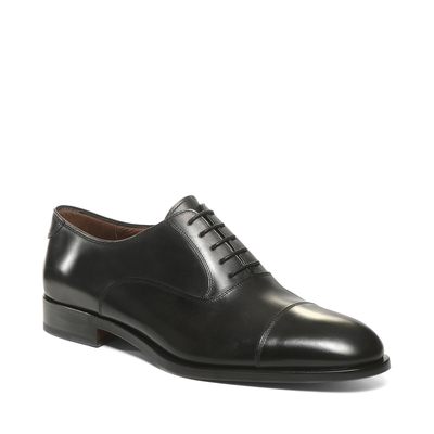 Cap-toe Oxford shoe in black leather.